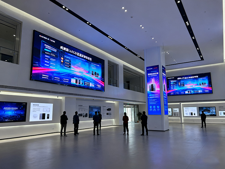 成都LED顯示屏應用指南：商鋪門頭/會議大屏/舞臺租賃如何選？- 場景方案全解析