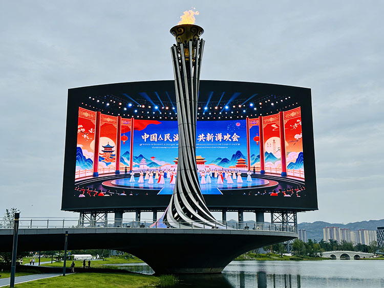 高亮抗曬、IP65防護：成都戶外全彩屏的核心技術(shù)解析